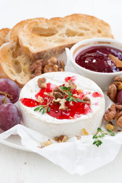 Camembert с ягодным вареньем и тостами, вертикальные — стоковое фото