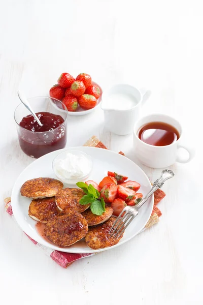 Delicious pancakes with fresh strawberries, jam and tea — Stock Photo, Image