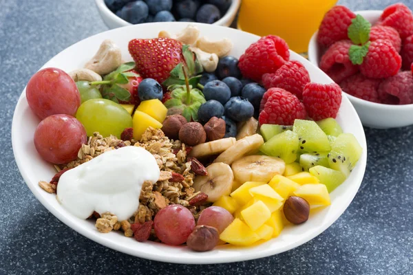 Alimentos frescos para un desayuno saludable - bayas, frutas, nueces —  Fotos de Stock