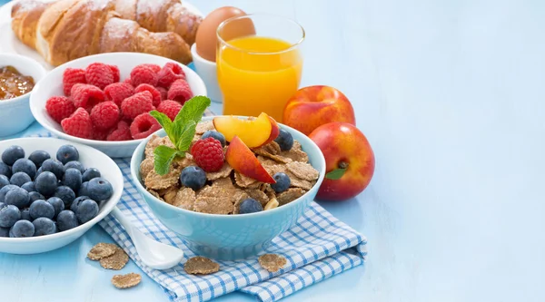 Desayuno saludable con copos, fruta fresca y bayas — Foto de Stock