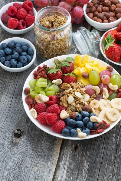 Ingredienser til en sund morgenmad bær, frugt og muesli - Stock-foto