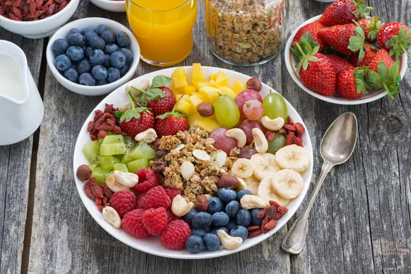 Ingredientes para um café da manhã são - bagas, fruto e muesli — Fotografia de Stock