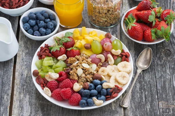 Ingredients for a healthy breakfast - berries, fruit and muesli — Stock Photo, Image