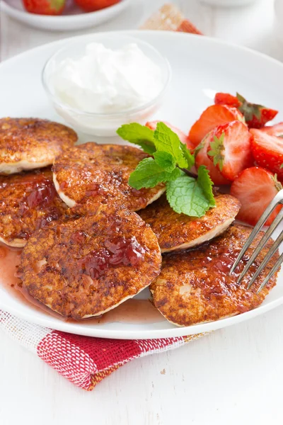 Pancakes with fresh strawberries on a plate, vertical — Stock Photo, Image