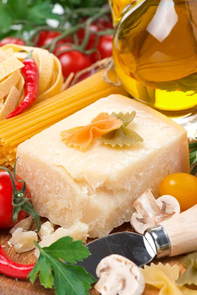 Parmesaanijuusto, mausteet, tomaatit, oliiviöljy, pasta — kuvapankkivalokuva