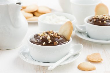 Bisküvi ve fındık CUPS ile çikolata mousse