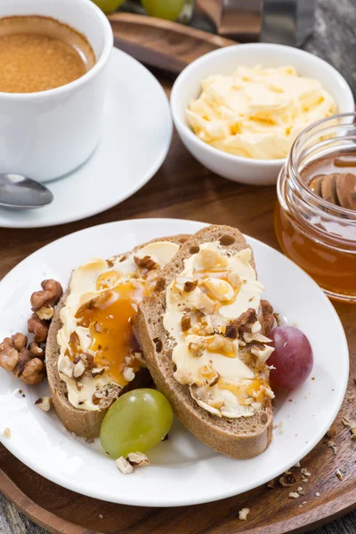 Bread with butter, honey and nuts  for breakfast, vertical — Stock Photo, Image