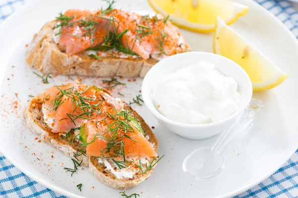 Pan con salmón salado y queso crema para el desayuno — Foto de Stock
