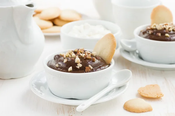 Chocolate mousse with biscuits and nuts in cups — Stock Photo, Image