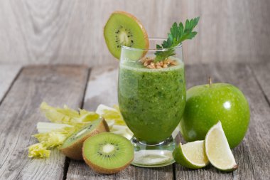 sağlıklı meyve ve sebze smoothie filizi ile