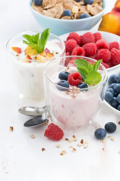 Yogurt ai frutti di bosco e frutta a colazione — Foto Stock