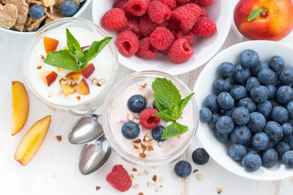 Beeren- und Fruchtjoghurt zum Frühstück, Blick von oben — Stockfoto