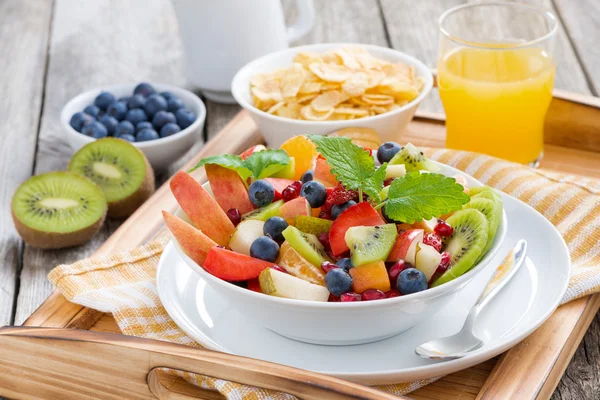 Petit déjeuner avec salade de fruits, flocons de maïs et jus d'orange — Photo