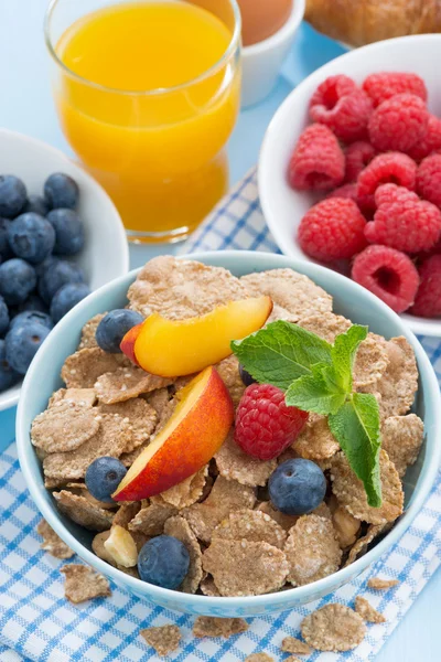 Frokost med fullkornsflak, frukt og bær – stockfoto