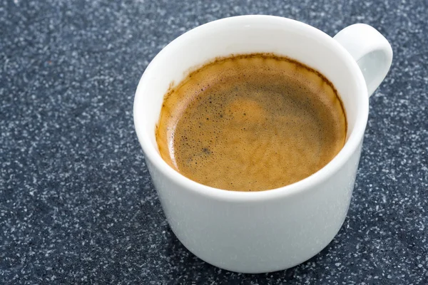 Tasse Kaffee auf dunklem Hintergrund — Stockfoto