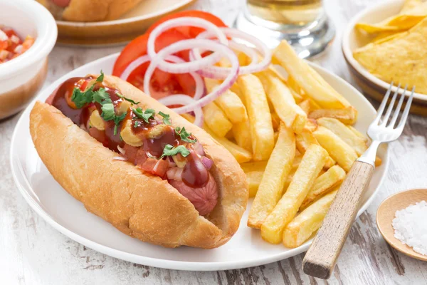 Comida rápida - hot dog con papas fritas y papas fritas, primer plano — Foto de Stock