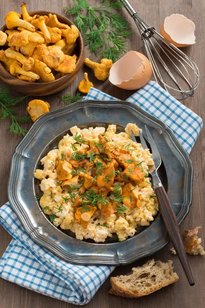 Leckere Rührei mit Pfifferlingen und frischem Dill — Stockfoto