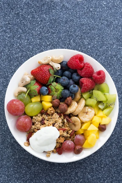Alimentos frescos para um café da manhã saudável bagas, frutas, nozes — Fotografia de Stock