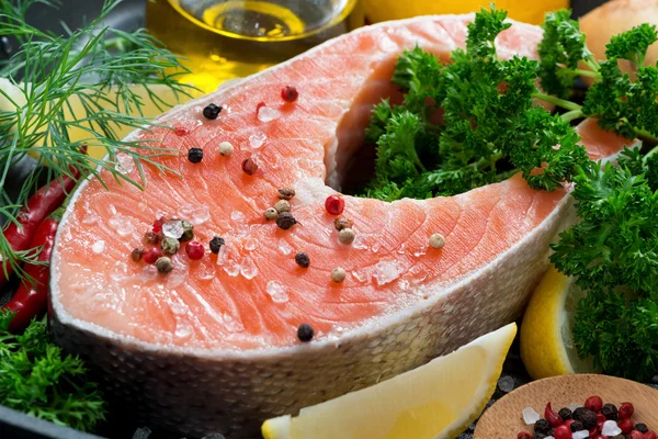 Свежий лосось стейк и ингредиенты для приготовления пищи, крупным планом — стоковое фото