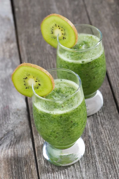 Frullato verde frutta e verdura su un tavolo di legno, vista dall'alto — Foto Stock