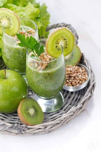 Gesunder grüner Smoothie mit Sprossen auf weißem Holztisch — Stockfoto