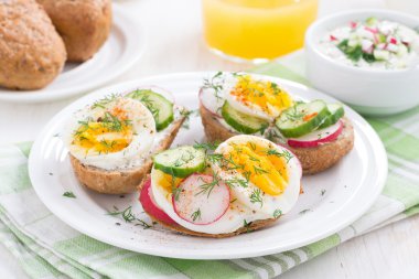 yumurta ve kahvaltı için plaka üzerinde sebze ile buns