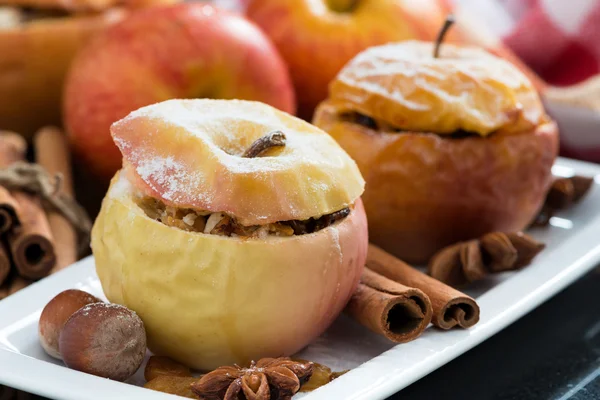 Assado maçãs recheadas em uma chapa, close-up — Fotografia de Stock