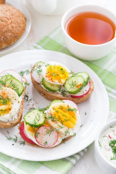 Buns with boiled egg and fresh vegetables — Stock Photo, Image