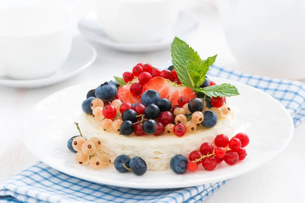 Mini cheesecake with fresh berries — Stock Photo, Image