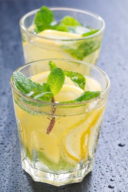 İçinde karanlık bir arka plan üzerinde gözlük nane ile taze limonata