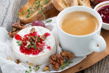 Gurme kahvaltı-camembert berry reçel, tost, kahve ile