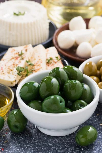 Grüne Oliven und Weichkäse, senkrecht — Stockfoto