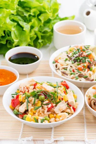 Comida asiática arroz frito con tofu, fideos con verduras — Foto de Stock