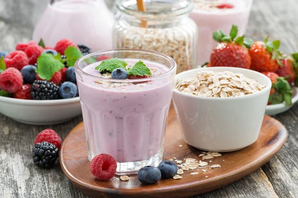 Delicious berry smoothies with oatmeal — Stock Photo, Image