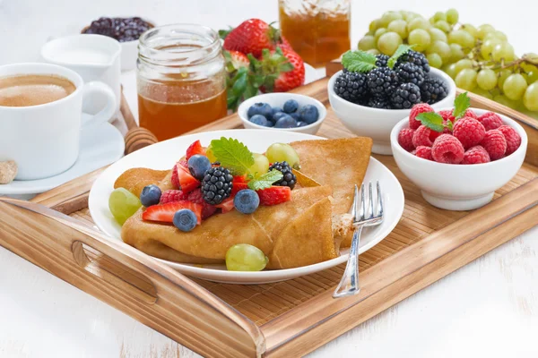 Delicioso café da manhã - crepes com frutas frescas e mel — Fotografia de Stock