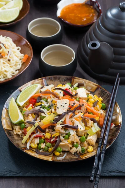 Asiatisches Mittagessen - gebratener Reis mit Tofu und Gemüse, senkrecht — Stockfoto