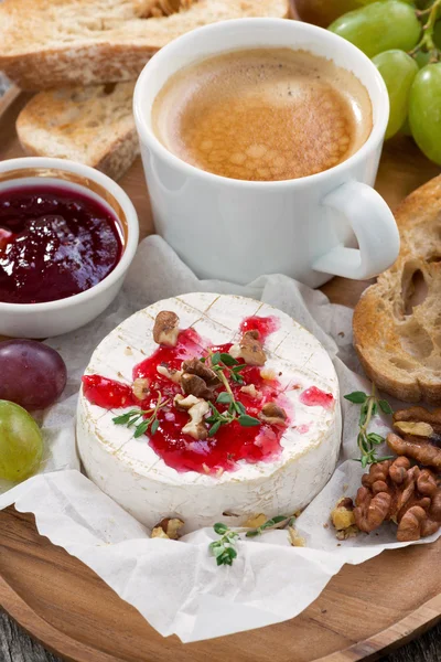 Изысканный завтрак - камамбер с ягодным джемом, тостами, кофе — стоковое фото
