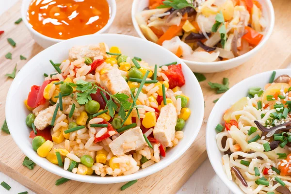 Almoço asiático - arroz frito com tofu, macarrão com legumes — Fotografia de Stock