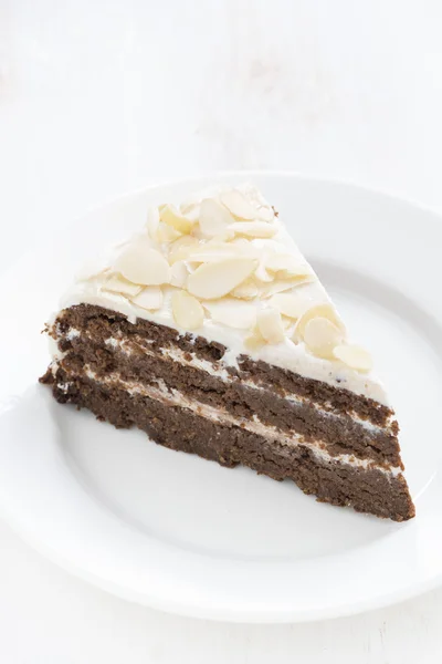 Pedazo de pastel de chocolate con crema en un plato —  Fotos de Stock