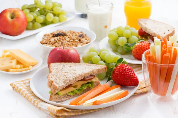 Desayuno escolar saludable con frutas y verduras — Foto de Stock