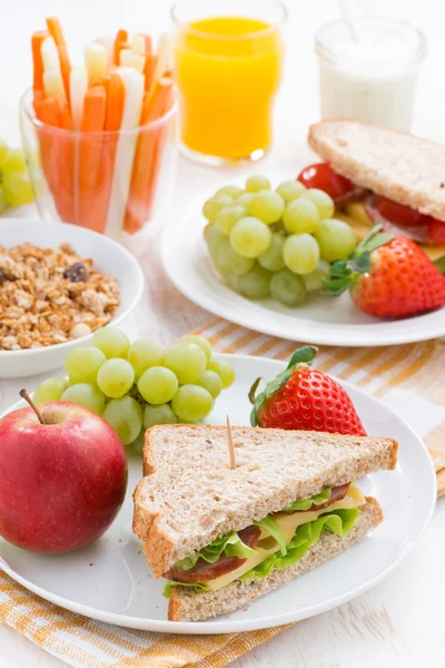 Café da manhã escolar saudável com frutas e legumes frescos — Fotografia de Stock