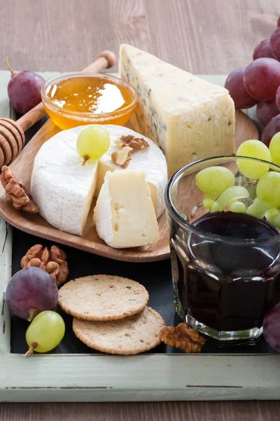 Assorted appetizers to wine - cheeses, grapes, crackers — Stock Photo, Image