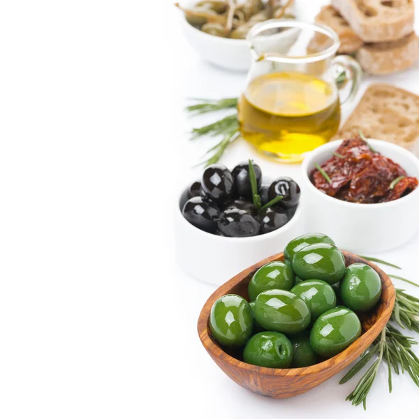 Antipasti surtido - aceitunas, encurtidos, jarra de aceite de oliva — Foto de Stock