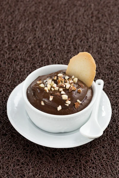 Mousse au chocolat avec biscuits sur fond brun, verticale — Photo