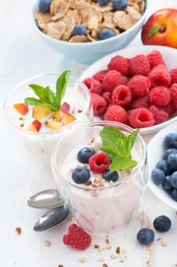 Berry ve meyve yoğurt Kahvaltı, yakın çekim, dikey