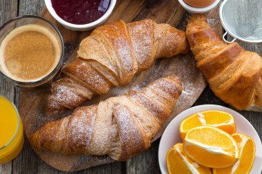 Odaya Servis Kahvaltı taze kruvasanlar, yakın çekim, üstten görünüm