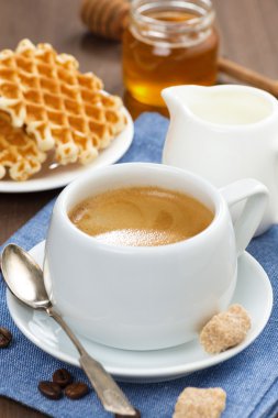 fincan kahve, waffle ve tatlım, dikey