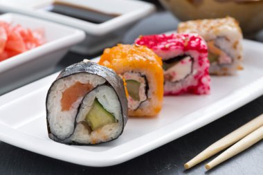 Japon yemekleri - suşi ve rulo, yakın çekim