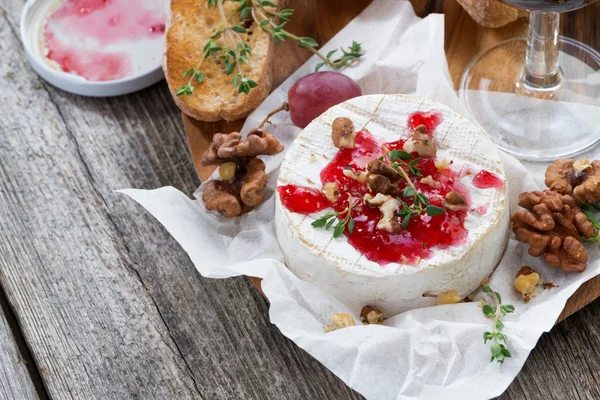 Heerlijke hapjes - camembert met berry jam, toast en druivenmost — Stockfoto