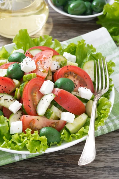 Fresh green salad with vegetables and feta, close-up — Stock Photo, Image